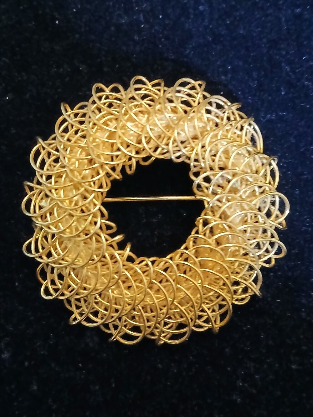 Vintage Unmarked Goldtone Wire Woven Wreath Brooch 2 1/4 Inches